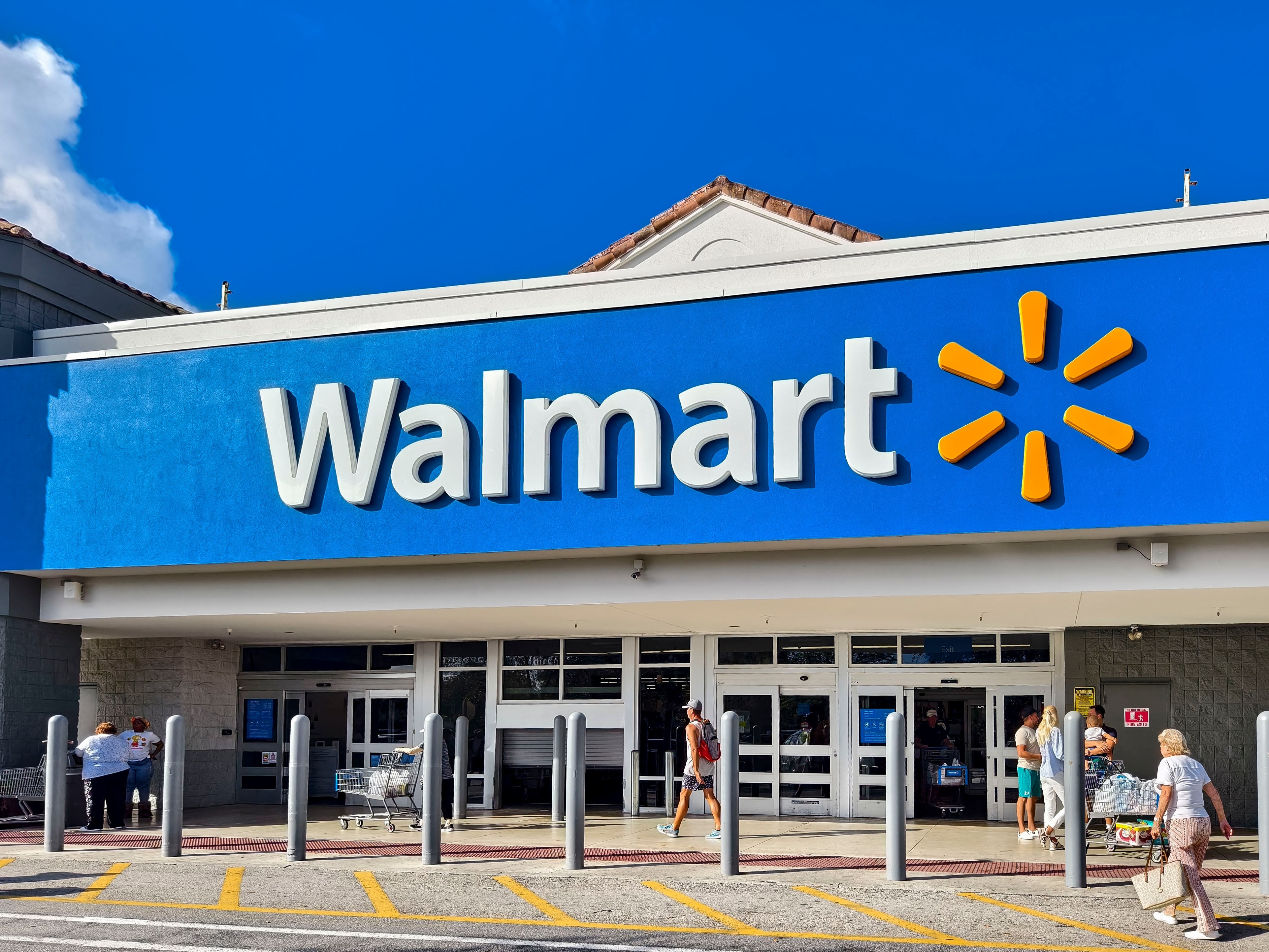 Walmart convierte sus tiendas en una atracción turística para aficionados extranjeros del Mundial