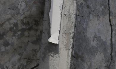 Voluntarios retiran escombros de un edificio tras el terremoto de magnitud 7,4 que sacudió la mayor parte de Colombia, este martes en el sector de La Lorena en Pereira (Colombia).