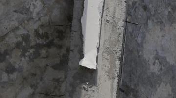 Voluntarios retiran escombros de un edificio tras el terremoto de magnitud 7,4 que sacudió la mayor parte de Colombia, este martes en el sector de La Lorena en Pereira (Colombia).