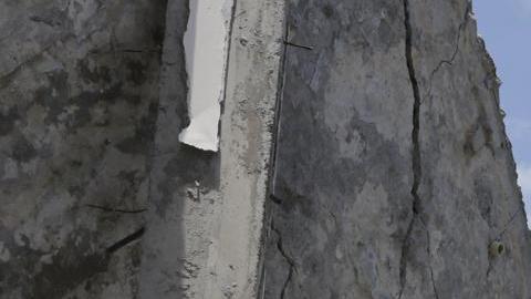 Voluntarios retiran escombros de un edificio tras el terremoto de magnitud 7,4 que sacudió la mayor parte de Colombia, este martes en el sector de La Lorena en Pereira (Colombia).