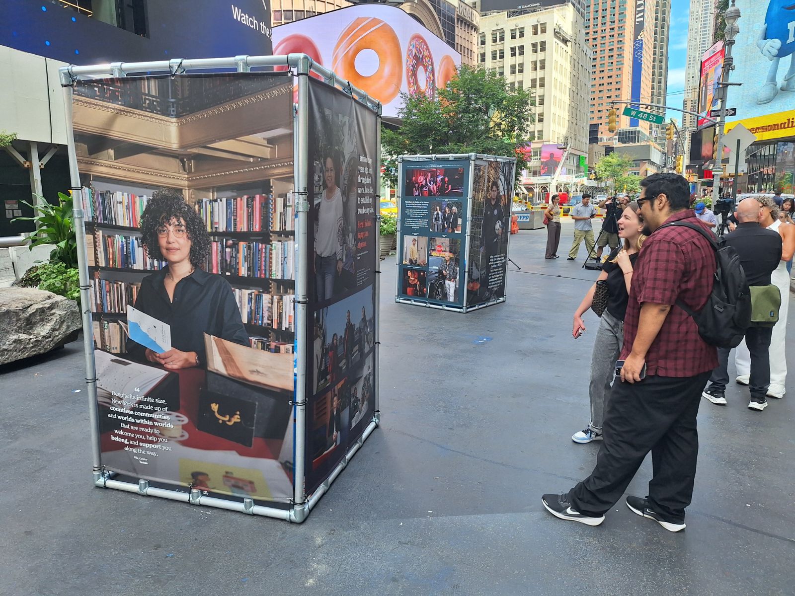 En Times Square los inmigrantes “recuperan su rostro” con muestra fotográfica que celebra a Nueva York