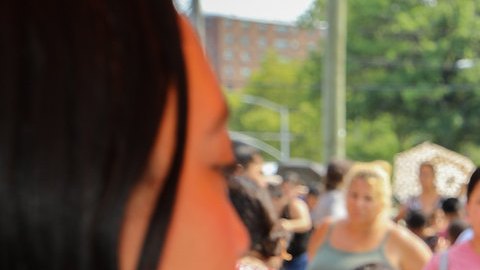 La concejal Amanda Farías (izq.) fue una de varios funcionarios electos que realizaron entregas de mochilas y útiles escolares a estudiantes de sus distritos.