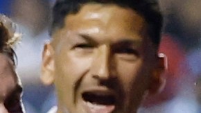 Puso Dithejane (c) de Chicago Fire celebra un gol este jueves, en un partido de la Leagues Cup entre Cruz Azul y Chicago Fire en el estadio SeatGeek, en Bridgeview (Estados Unidos).