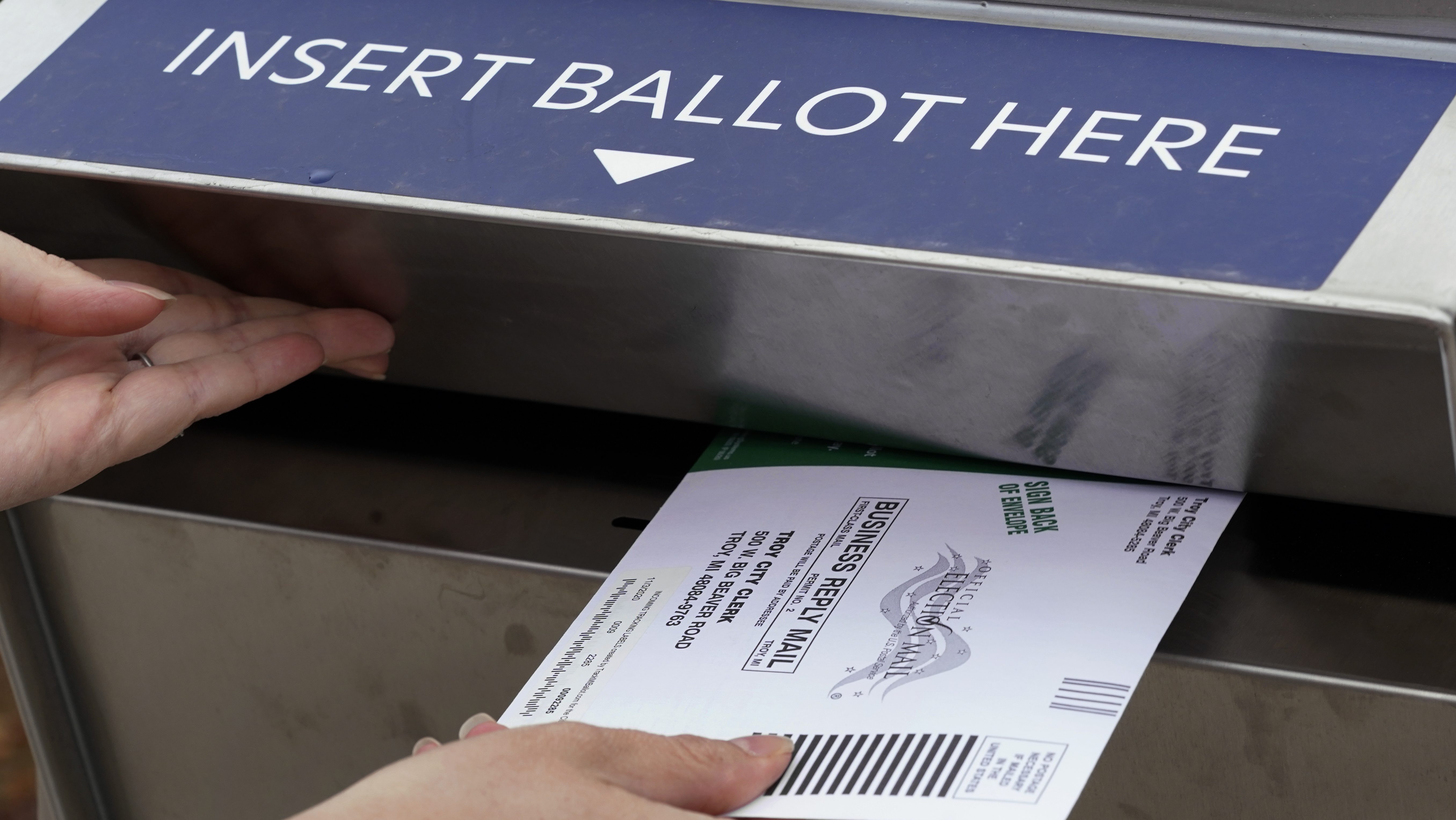 Polémica propuesta del Servicio Postal endurece requisitos para el voto a distancia en EE.UU.