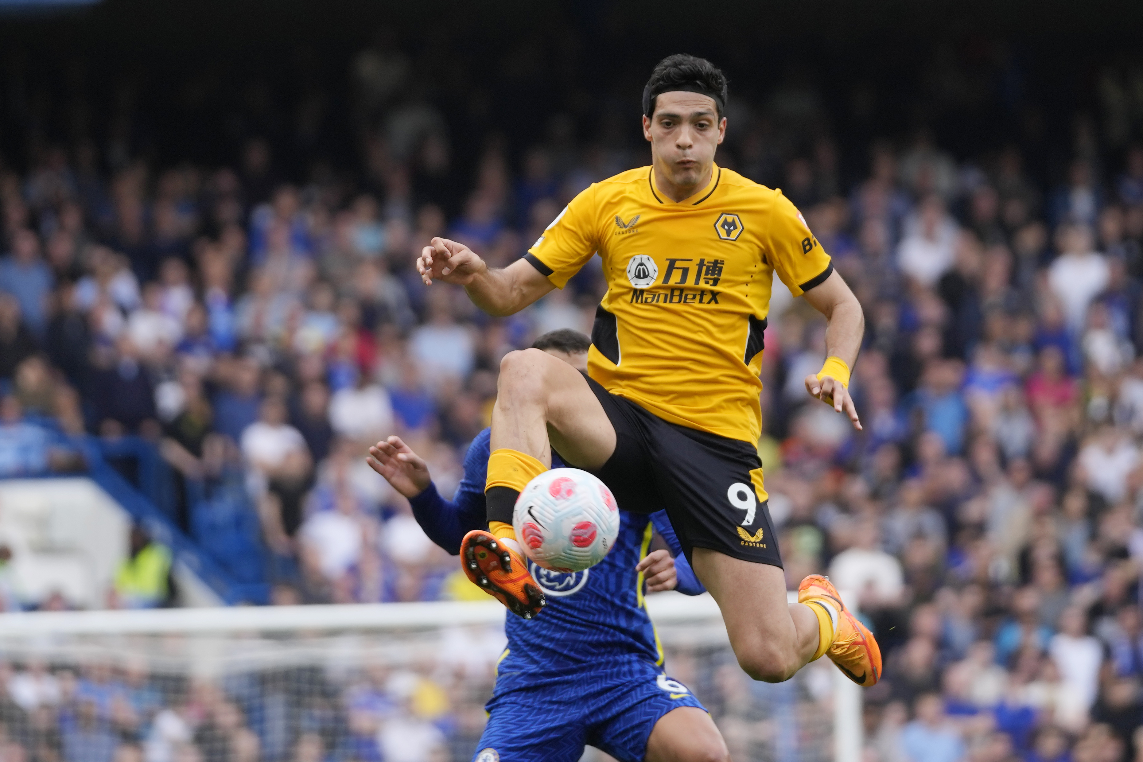 Raúl Jiménez contribuyó con un gol en victoria del Wolves contra Stoke