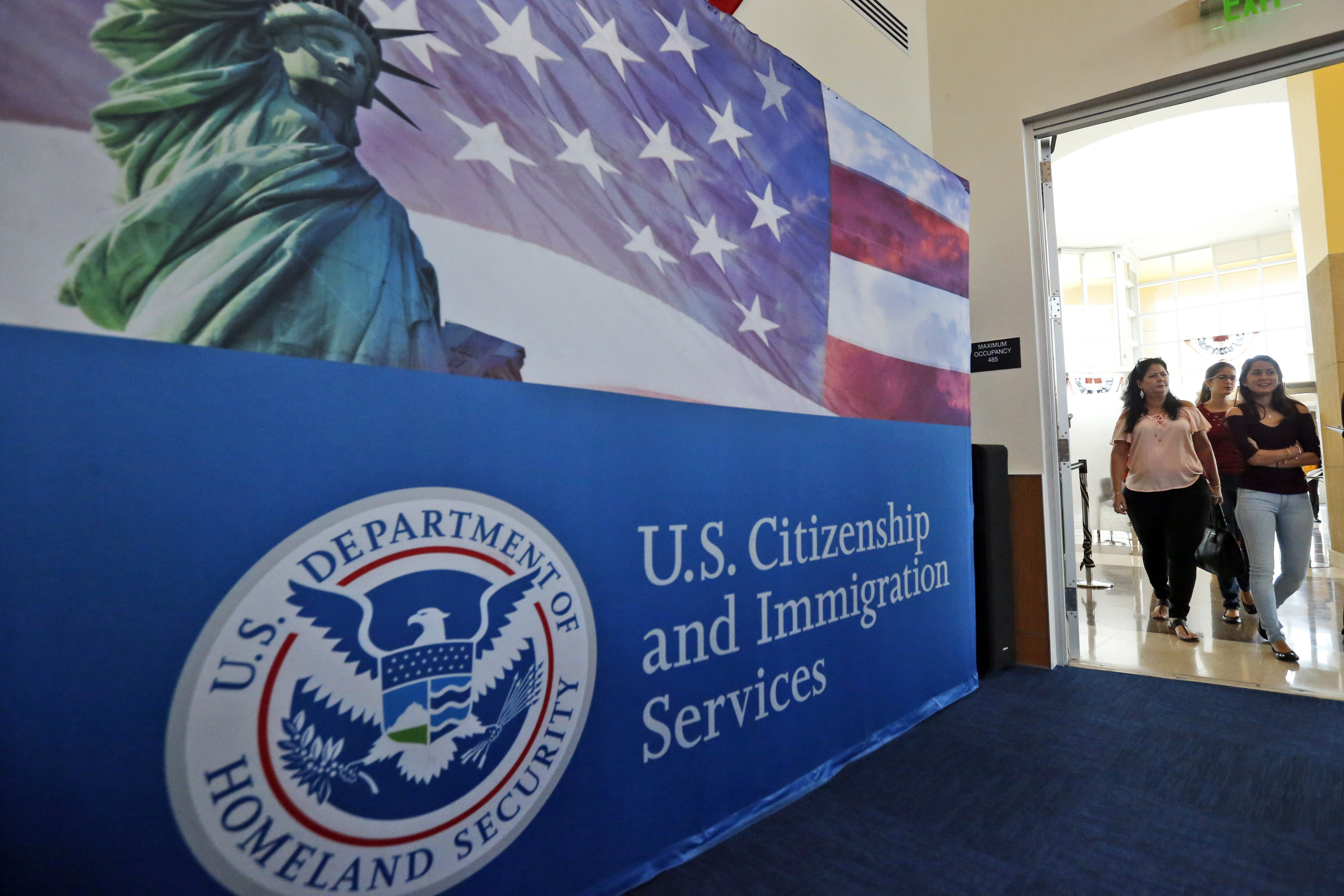Trump prepara una nueva tarifa de más de $100,000 dólares para las visas H-1B