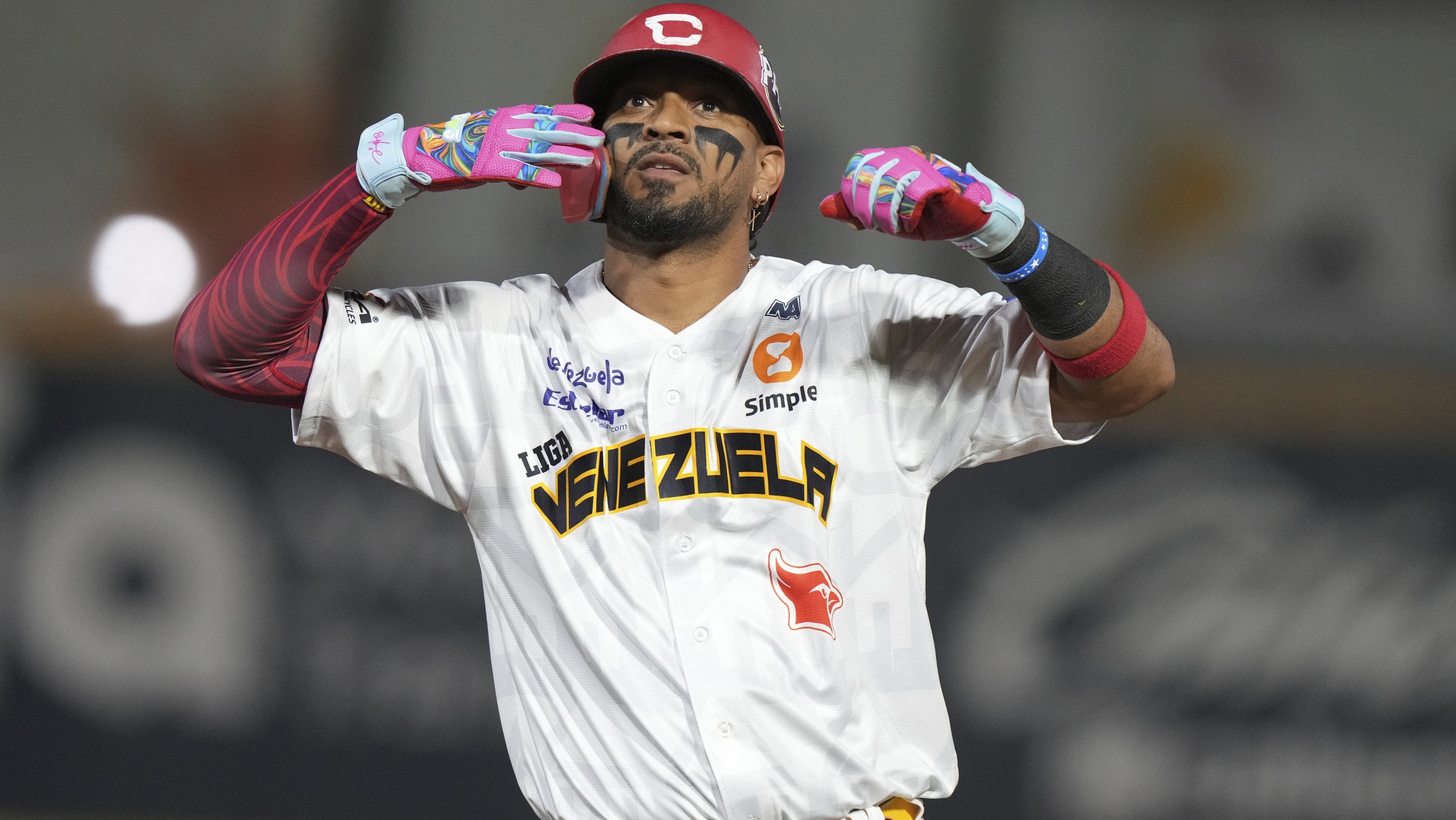 Pelotero venezolano Danry Vásquez agredió a rival tras ponerlo out y provocó batalla campal en la liga mexicana de béisbol