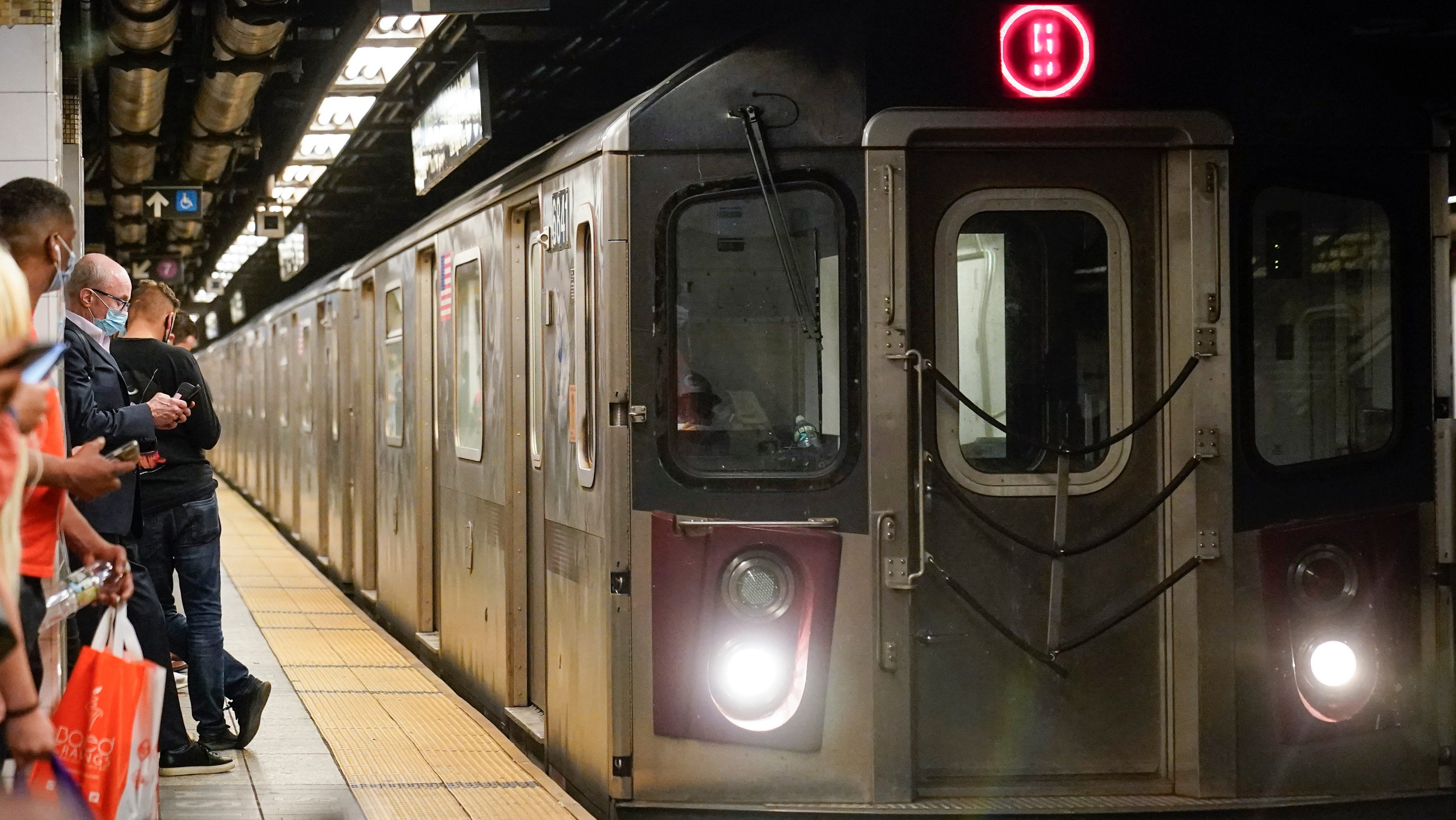 Brutal empujón a las vías del tren conmociona a usuarios del metro de El Bronx
