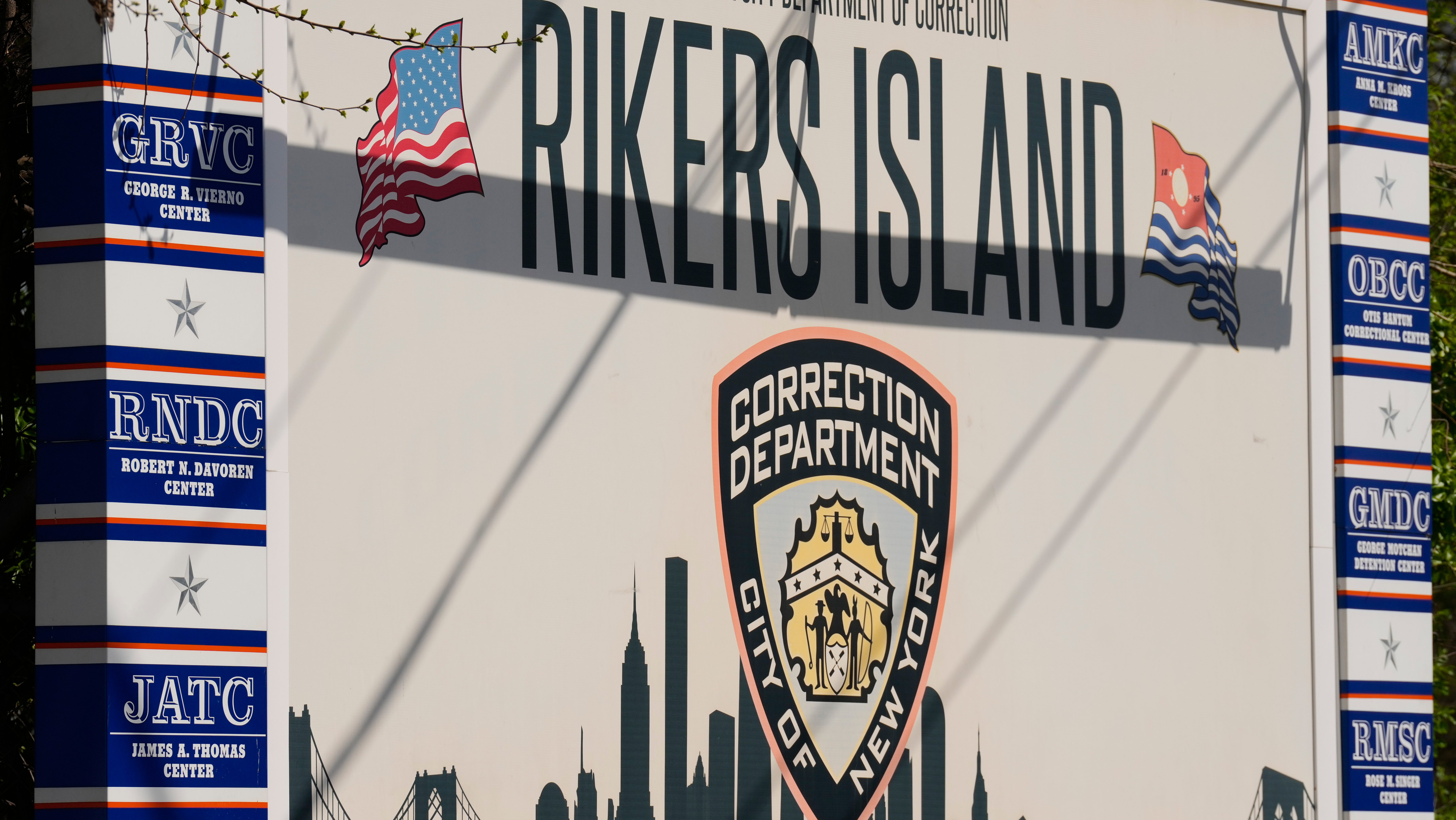 Demandan a la cárcel de Rikers Island por esposar ilegalmente a una embarazada