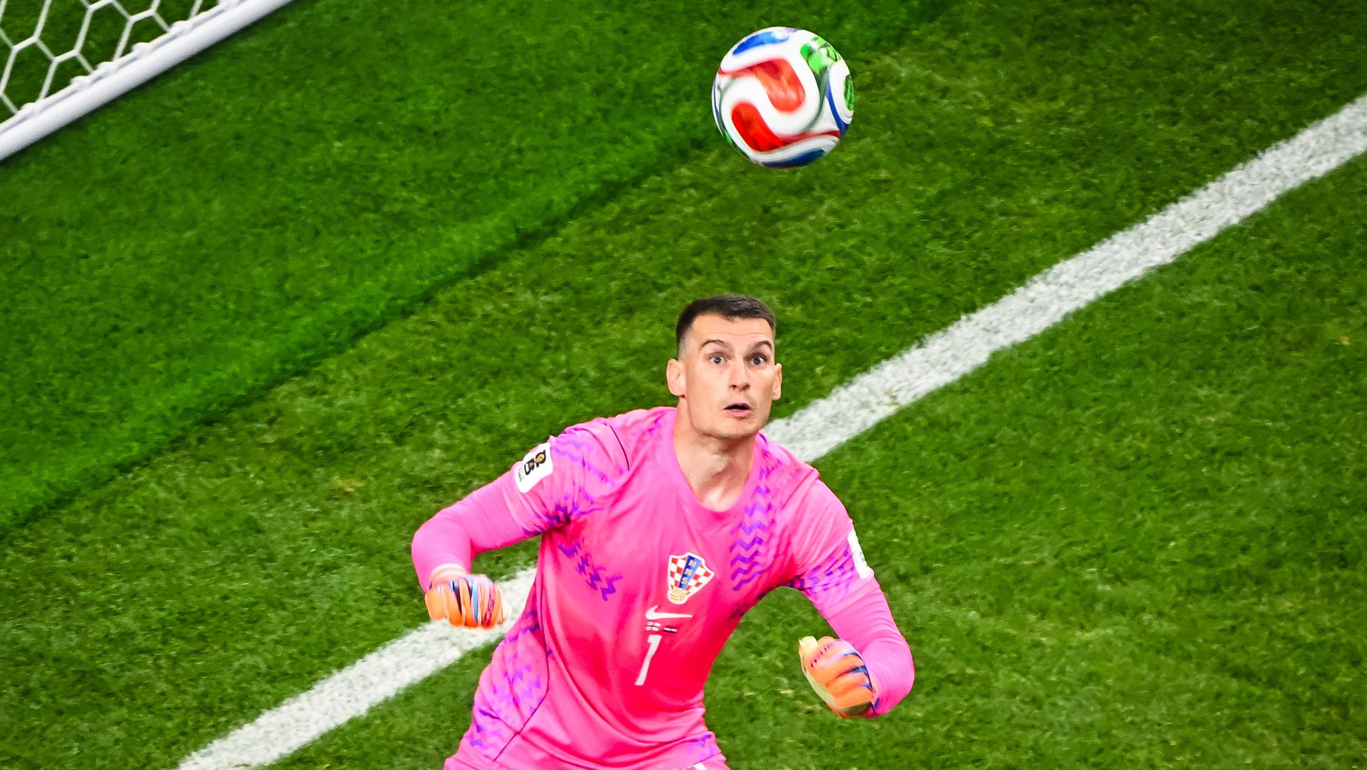 Quién es Dominik Livaković, el nuevo portero del FC Barcelona que brilló en el Mundial de Qatar con Croacia?