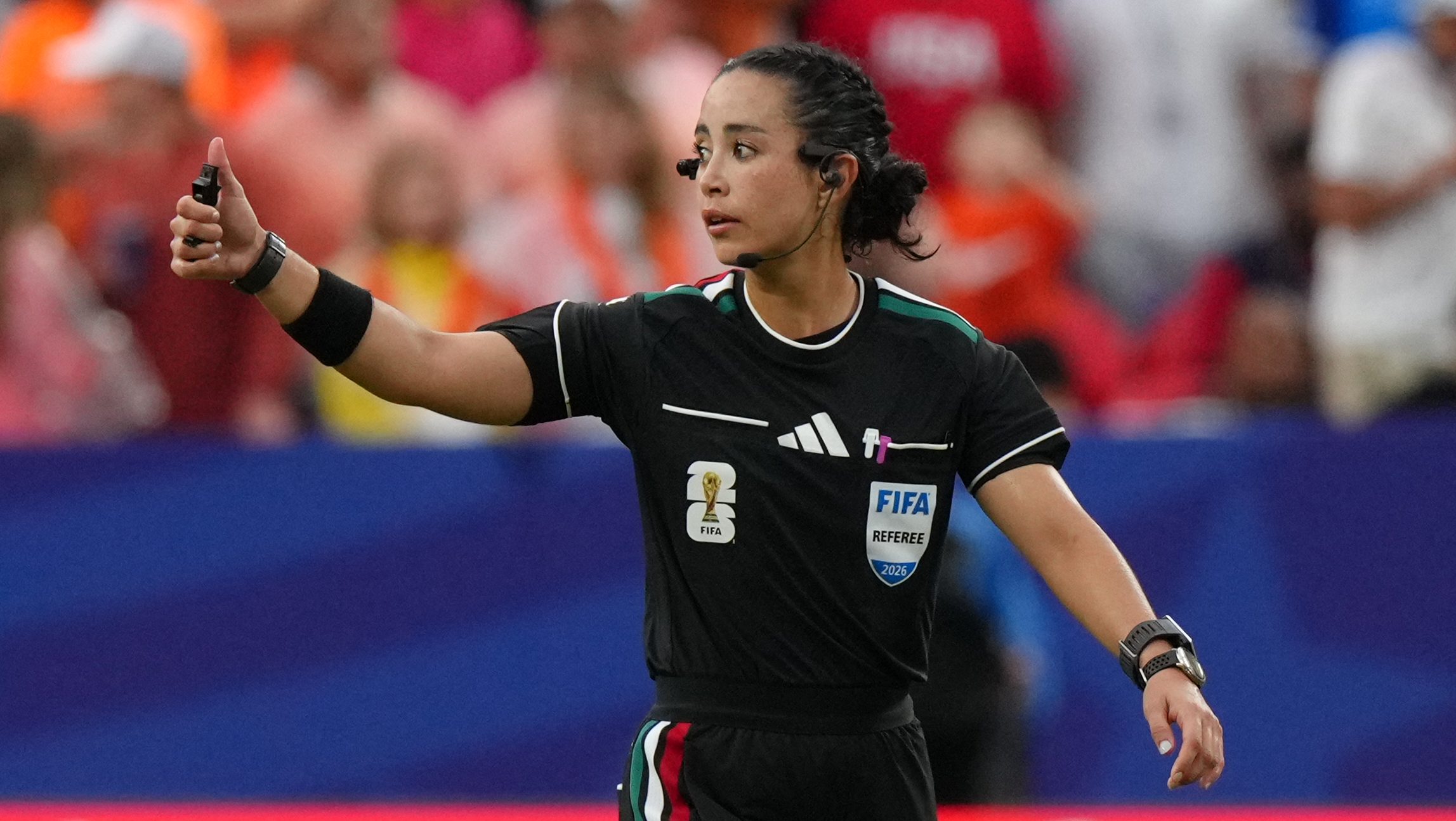 Balonazo a la árbitra Katia Itzel en pleno partido desató polémica en México