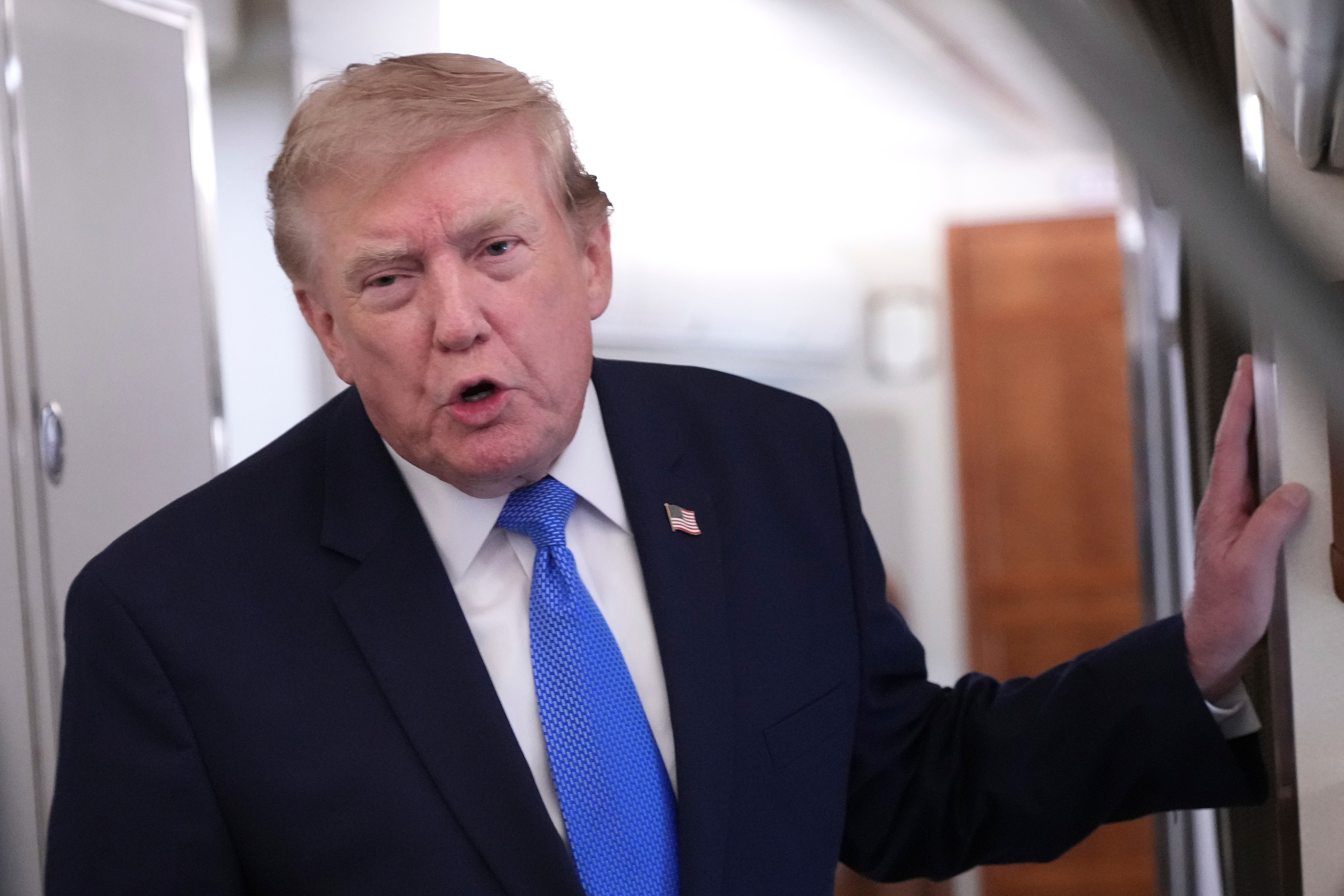 Trump afirma que las negociaciones con Irán se reanudarán este lunes