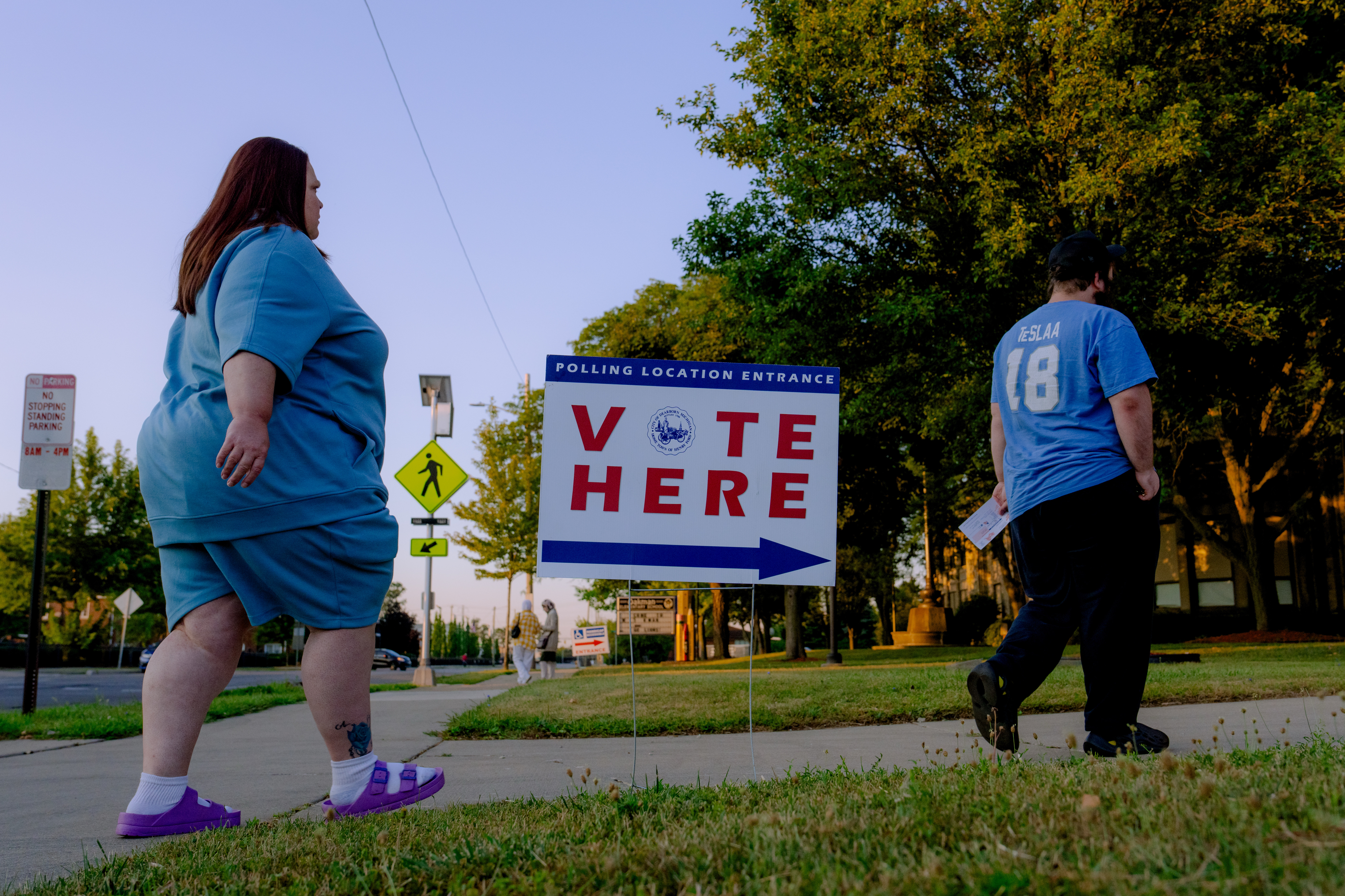 Votantes acuden a las cruciales elecciones primarias en Michigan por el Partido Demócrata