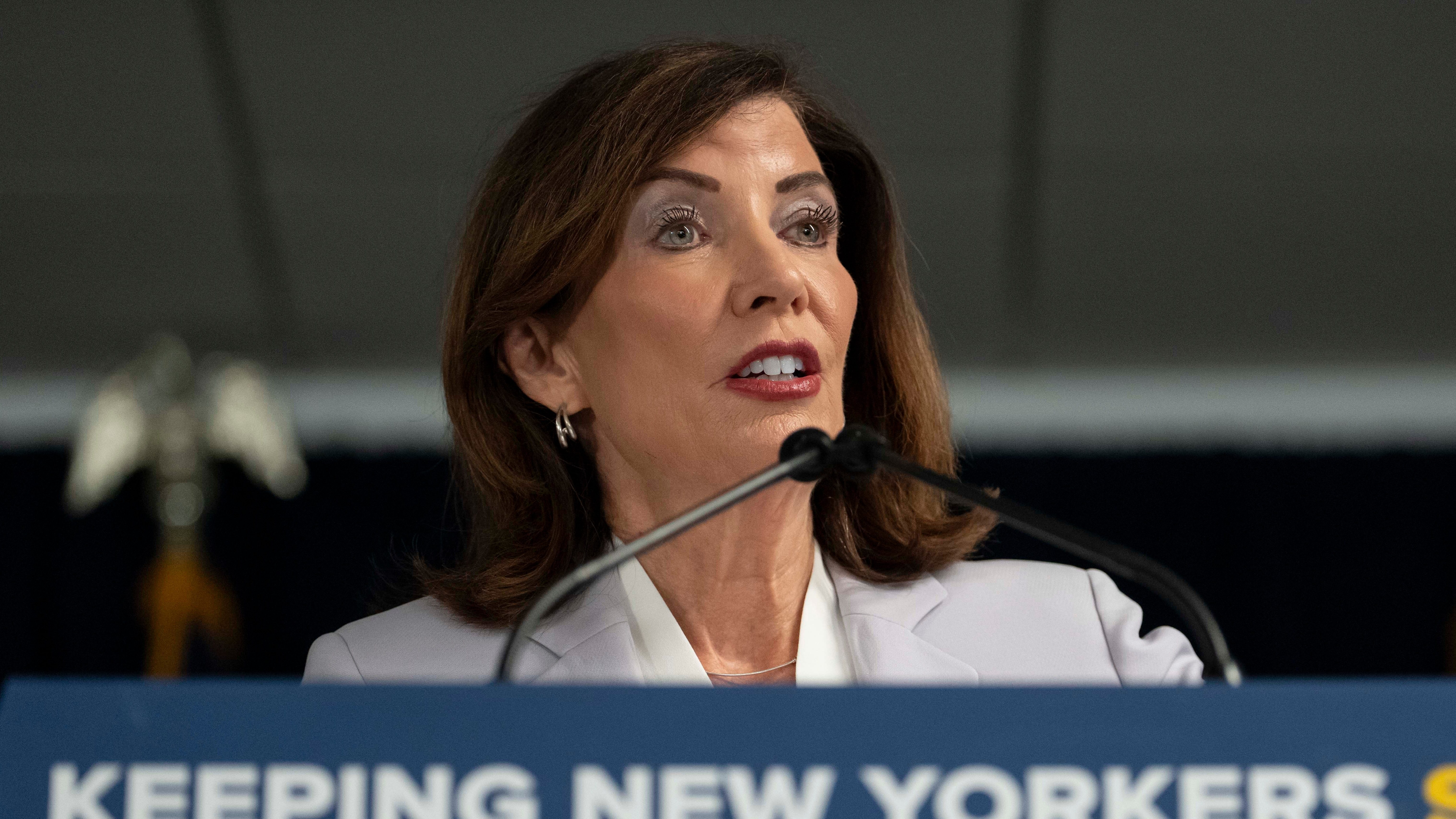 Hochul advierte un duro impacto en Nueva York por la disputa comercial de Trump con Canadá