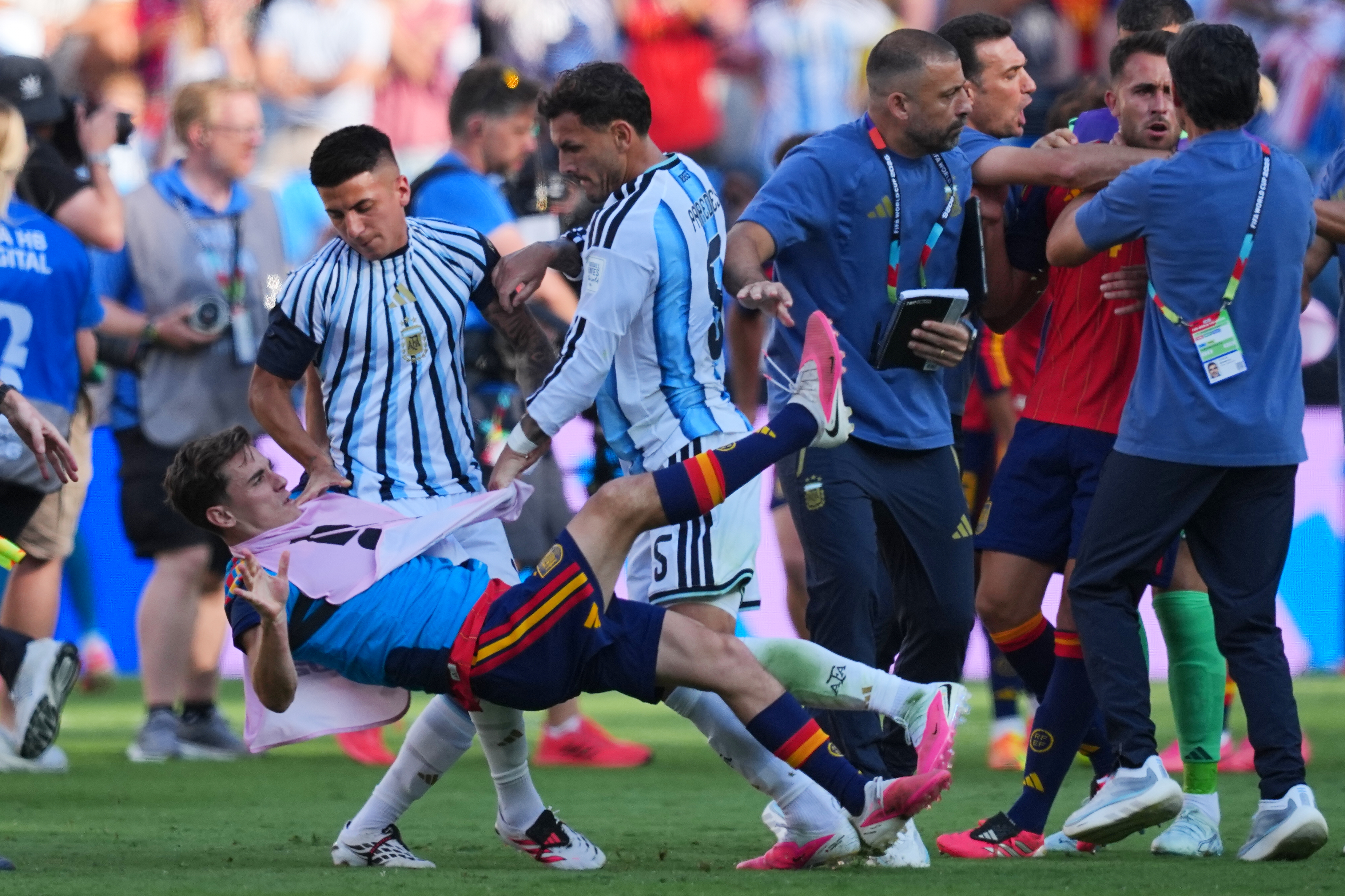 FIFA multa y sanciona a Paredes y Molina tras pelea en la final del Mundial 2026
