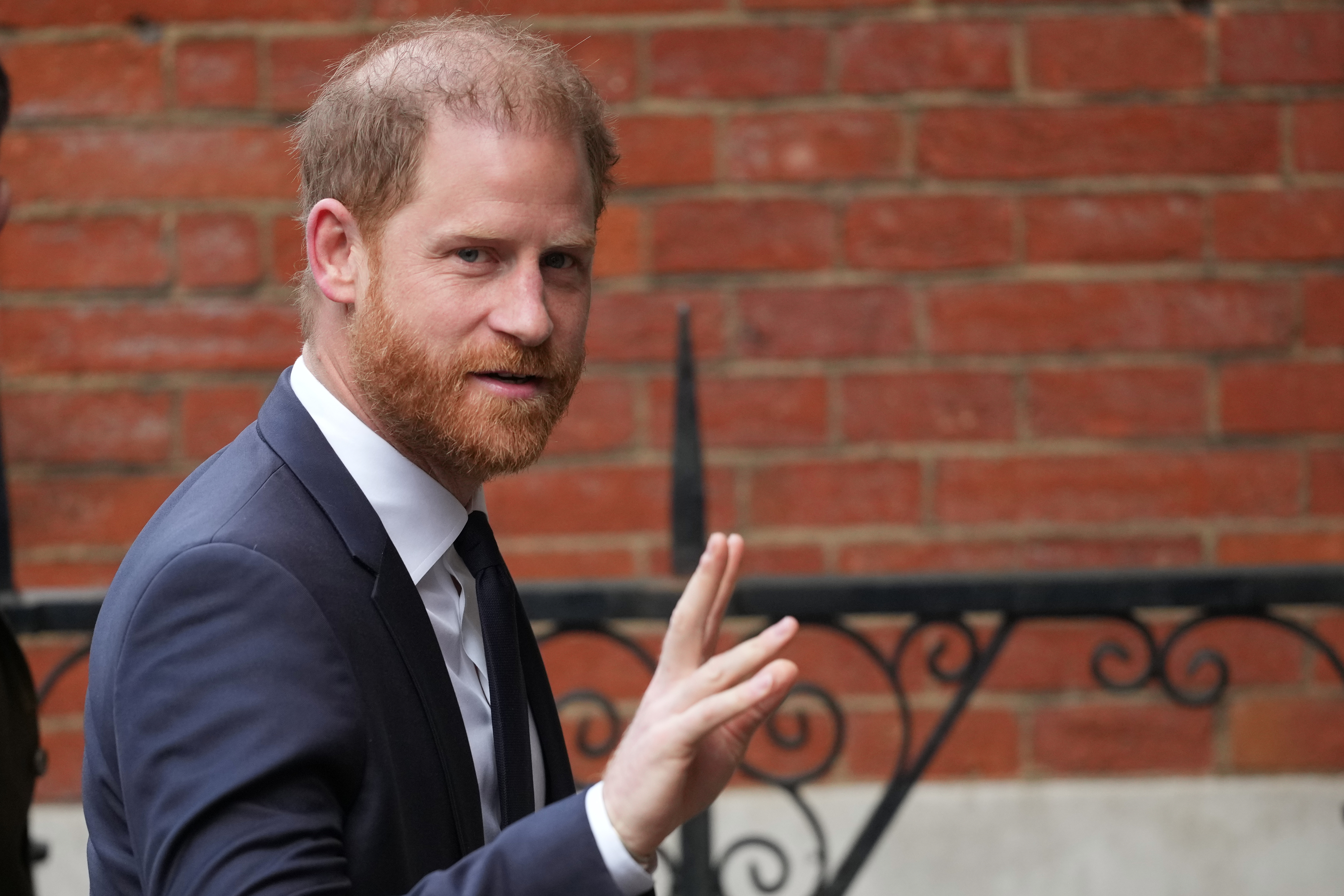 Príncipe Harry acusa a autoridades británicas de ignorar una amenaza terrorista en su contra