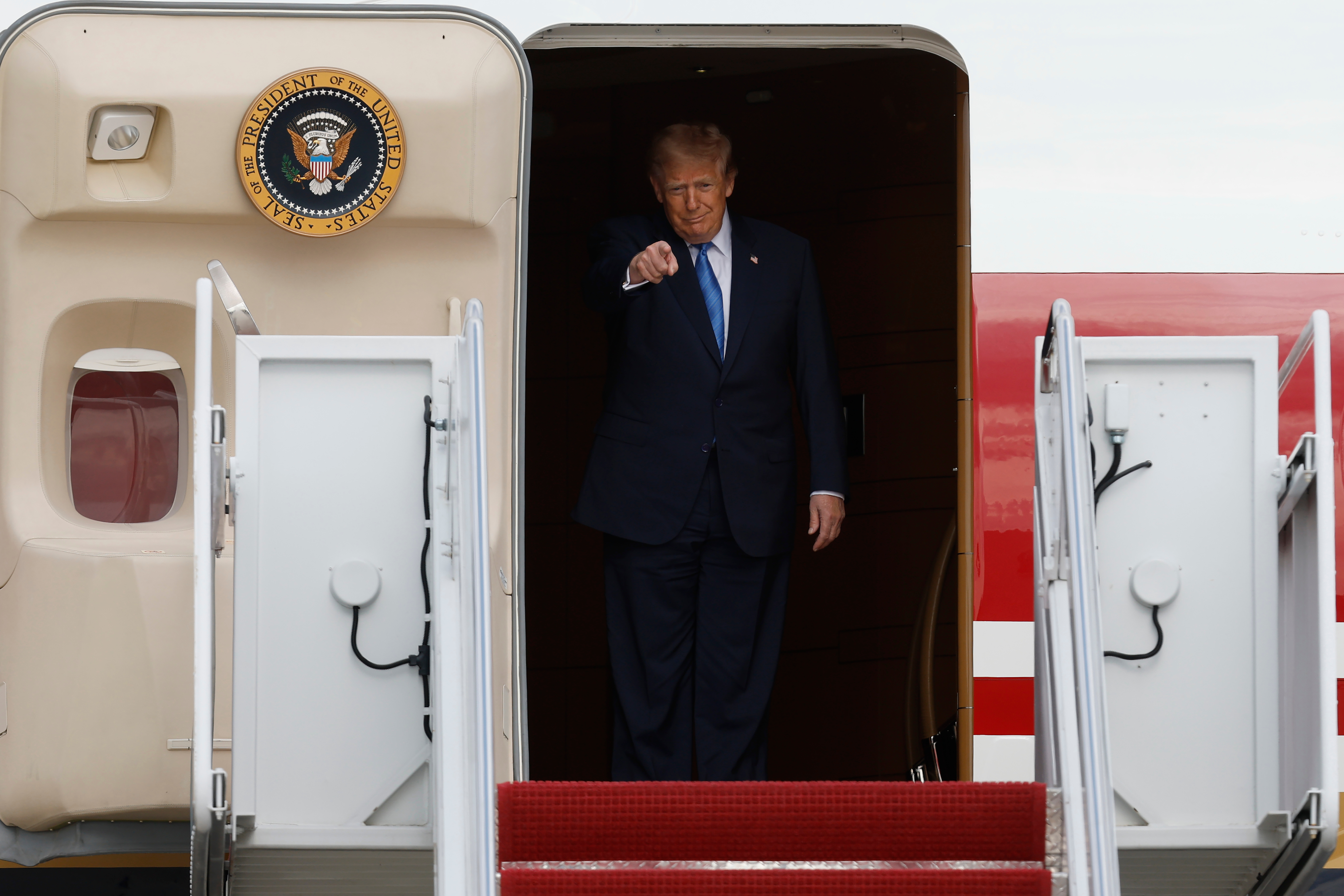 Trump ofrece a las empresas canadienses librarse de aranceles si se mudan a EE.UU.
