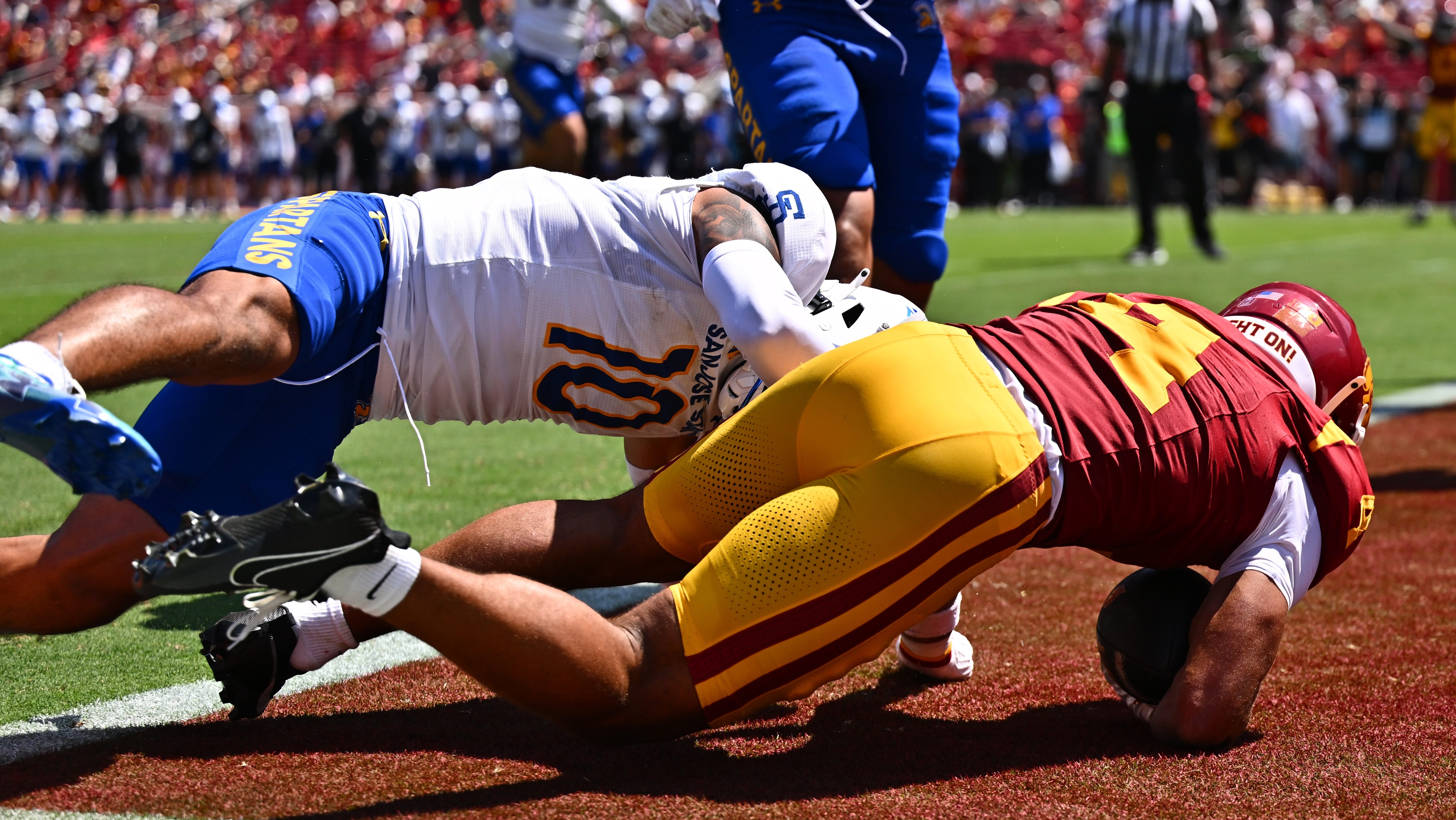 Jugador de NCAA falleció en pleno partido inaugural de fútbol americano