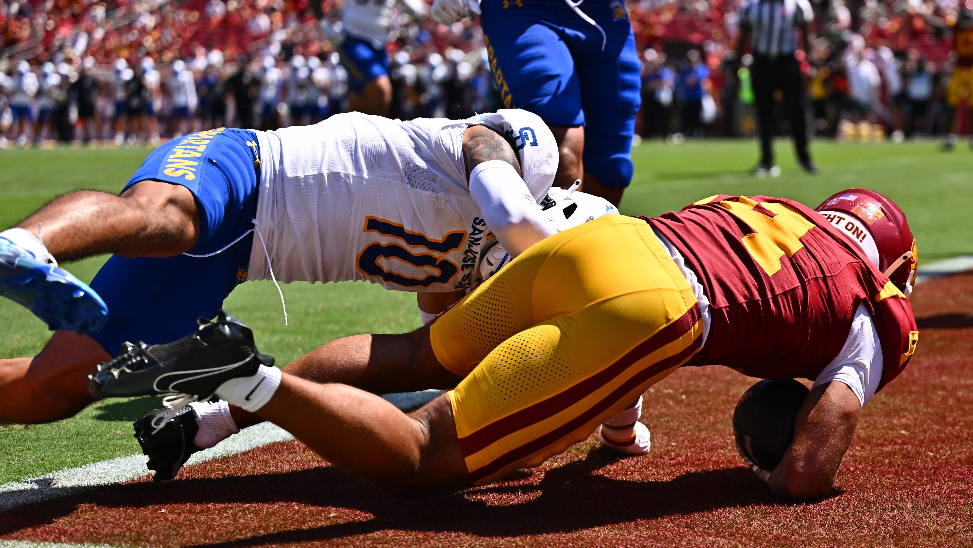 Jugador de NCAA falleció en pleno partido inaugural de fútbol americano