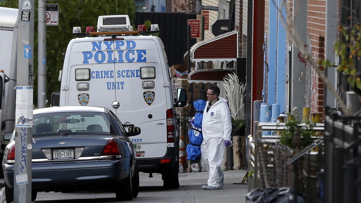 Policía investiga atroz crimen tras descubrir un cuerpo en descomposición apuñalado en Brooklyn