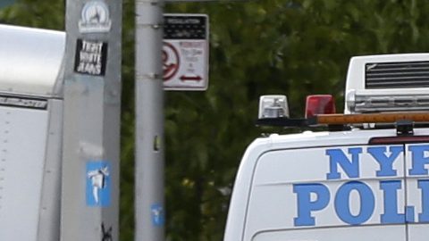 Los vecinos del hombre caminaban sombríos por los pasillos del edificio, cubriéndose la cara con las manos para evitar el mal olor.