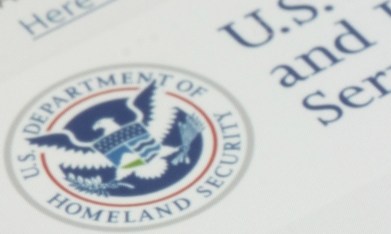 Acusan a Trump de poner en riesgo el talento extranjero con tarifa de $103,265 dólares para visas H-1B