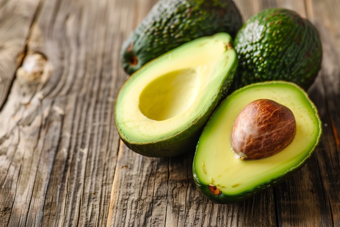 El aguacate es rico en ácido oleico y fibra prebiótica, una combinación clave para activar el GLP-1 de forma natural y evitar los picos de glucosa después de comer.