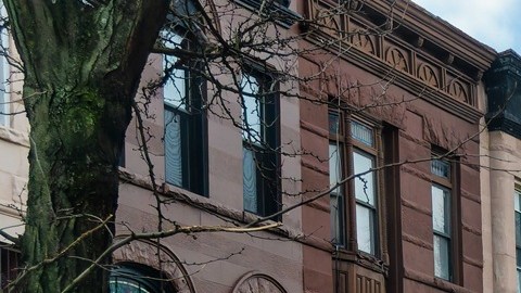 Algunas zonas del Bronx, Brooklyn y otros distritos combinan alquileres relativamente accesibles con buenas condiciones de seguridad.