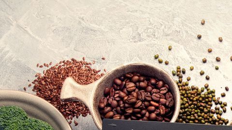 Pequeños cambios diarios, como disfrutar de un café negro sin endulzar, incorporar frutos rojos ricos en antioxidantes y consumir fruta entera con su piel, conforman una poderosa estrategia nutricional.