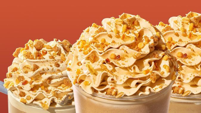 El irresistible frappé de pastel de manzana y caramelo, coronado con crema batida y trocitos de pastel desmenuzado.