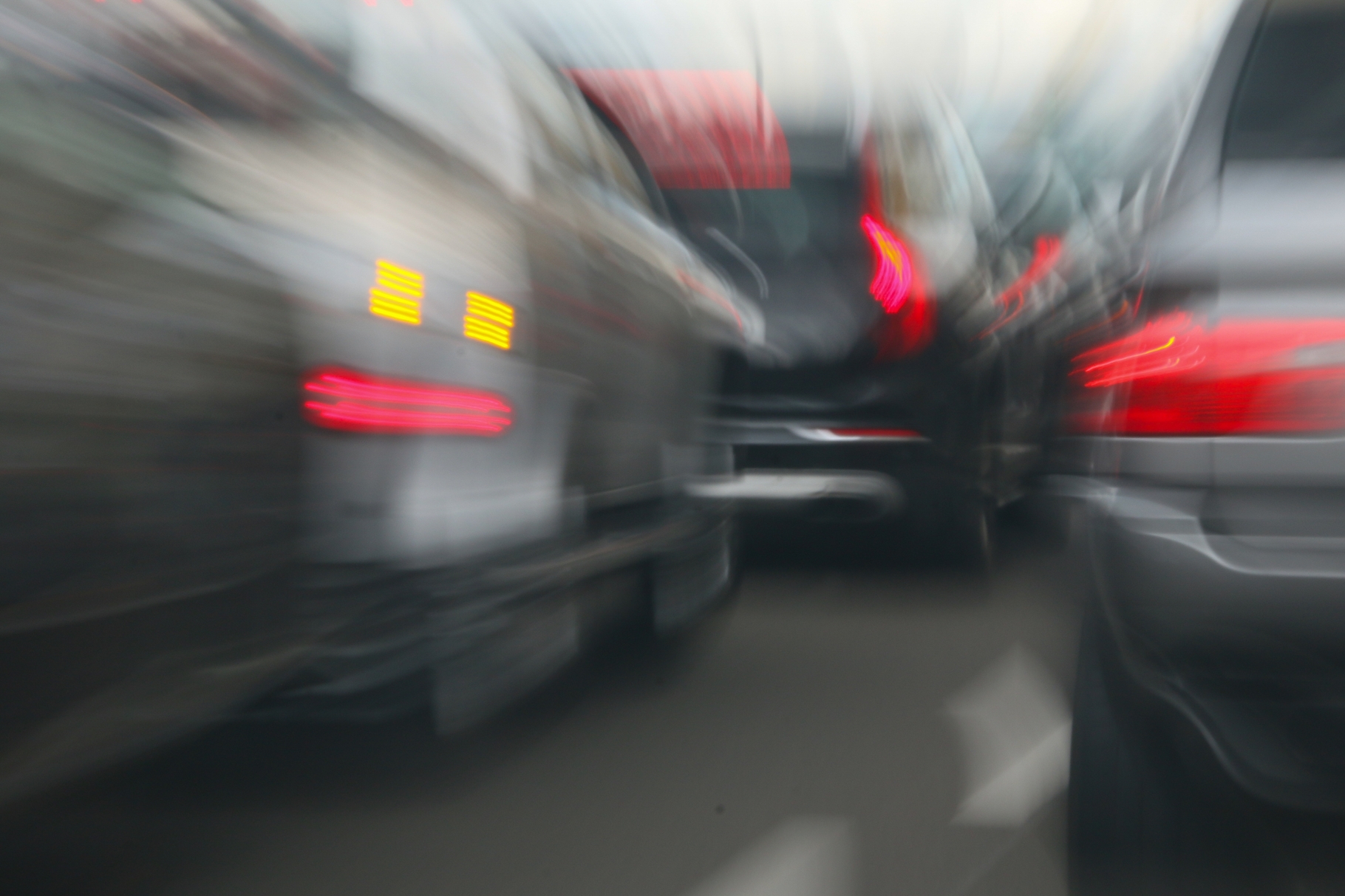 Carrera ilegal dejó varios heridos en el Alto Manhattan tras violento choque entre dos autos