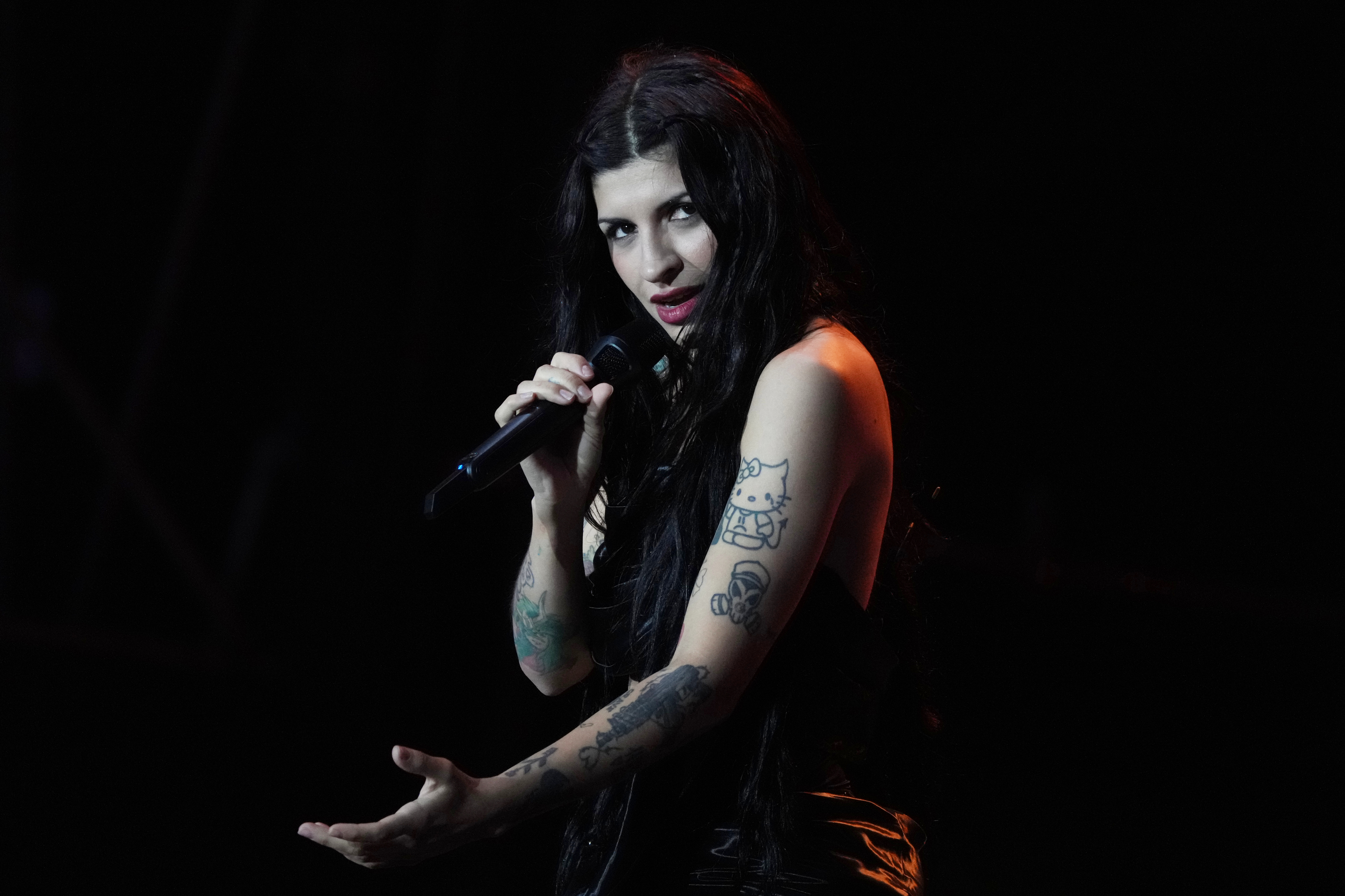Cazzu estrena “Noches de Latinaje” con un homenaje a Selena y un invitado especial