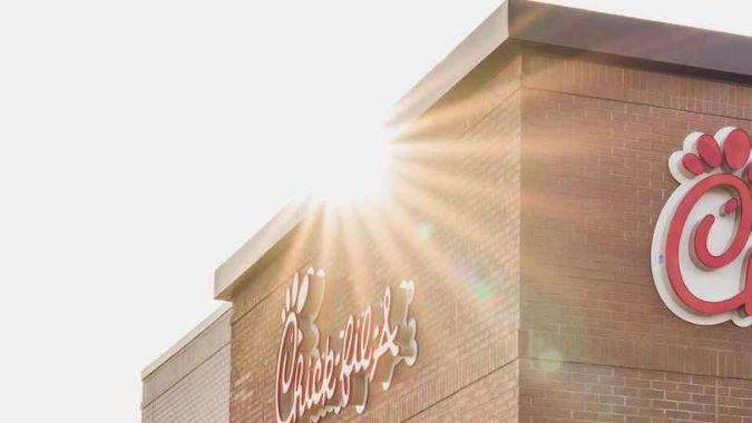 Nuevas instalaciones modernas de Chick-fil-A, diseñadas para ofrecer la mejor experiencia de servicio rápido y a domicilio.