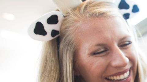 Clientes disfrazados de vaca listos para reclamar su plato principal gratis en la gran inauguración de Chick-fil-A.