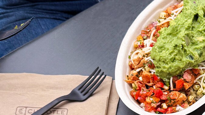 Disfruta de la oferta Chipotle Sundays pidiendo a través de la aplicación o del sitio web oficial.