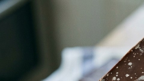 La capa blanca en una barra de chocolate puede ser únicamente una alteración de su apariencia y textura.