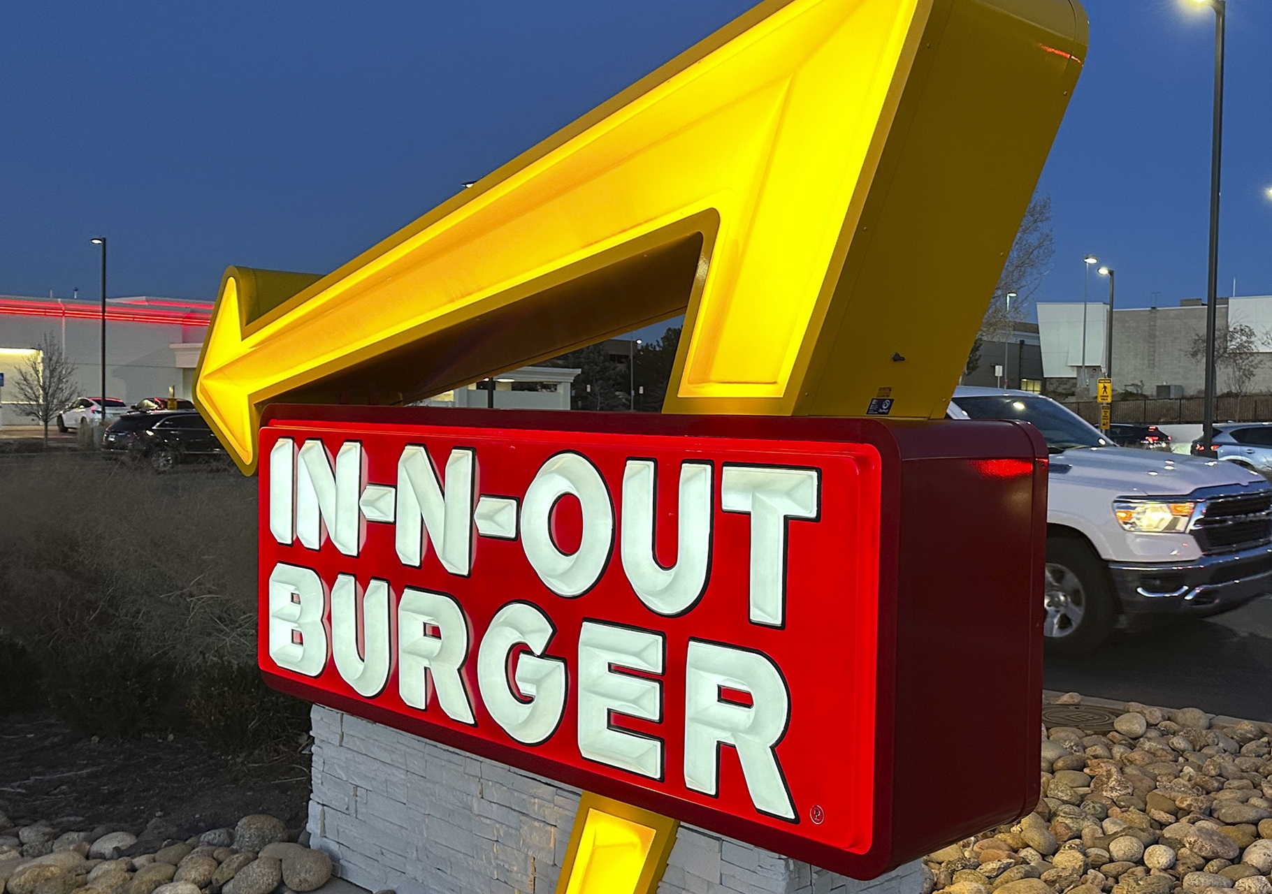 Confirman tres muertos y siete heridos en tiroteo en un In-N-Out de Idaho; un empleado y el pistolero figuran entre las víctimas