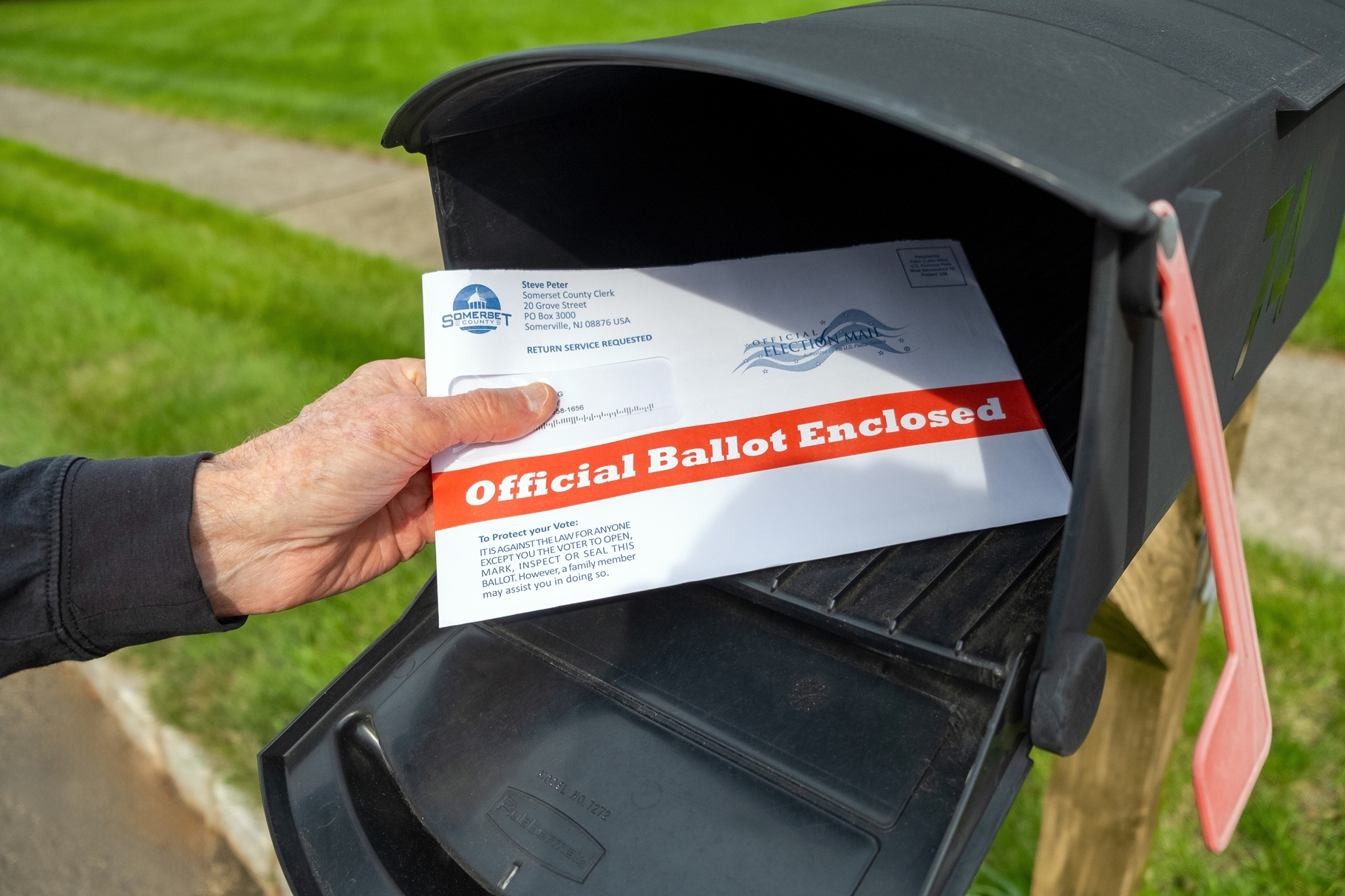 Corte Suprema de EE.UU. permite a Trump avanzar con restricciones al voto por correo antes de las elecciones de medio mandato