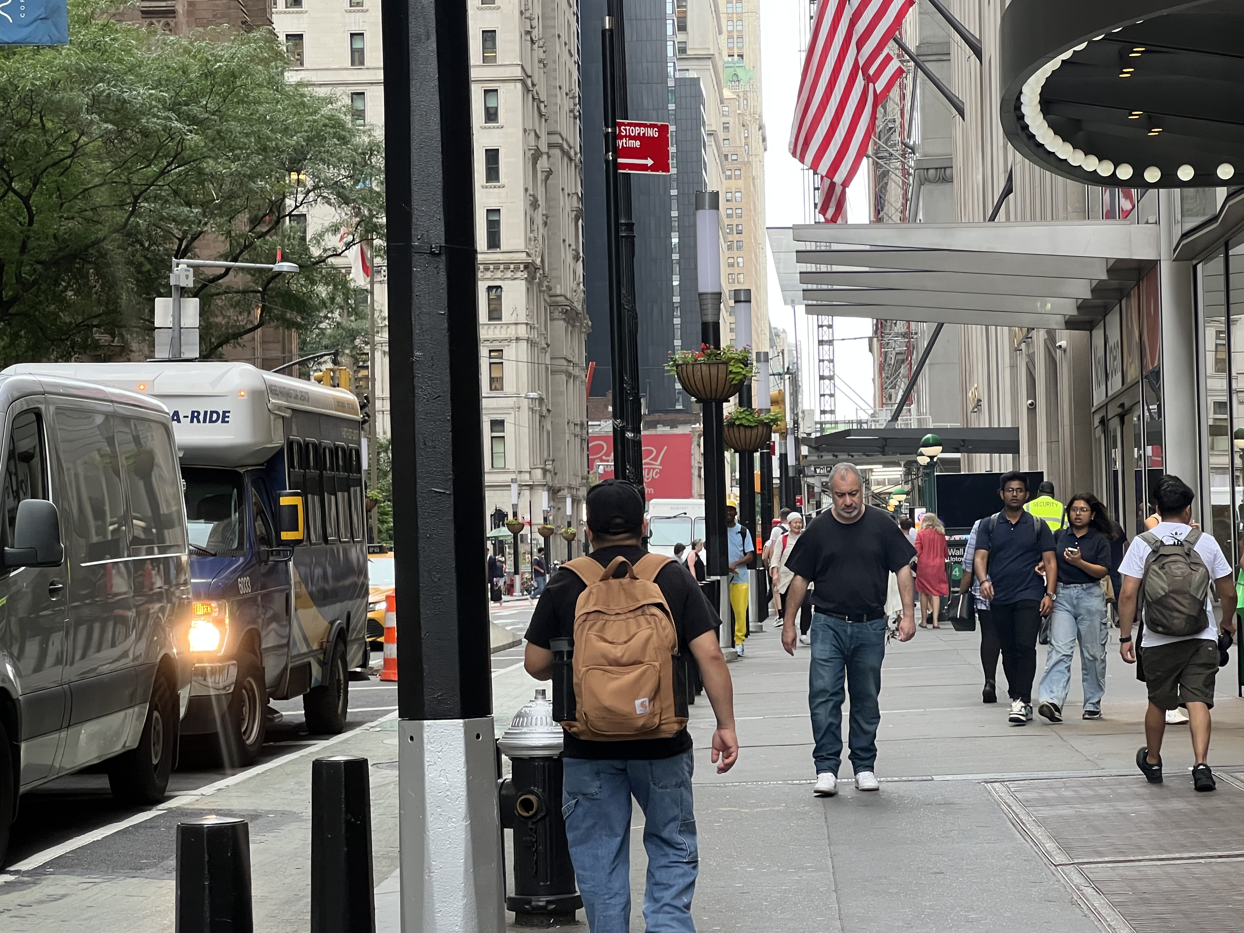 Ante escalada de ICE urgen a inmigrantes de NYC llamar a la línea de ayuda legal