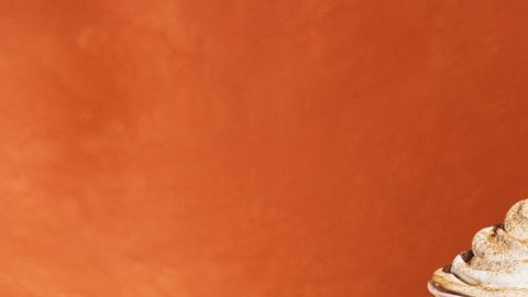 El regreso más esperado: A partir del 25 de agosto, el icónico Pumpkin Spice Latte encabeza el nuevo menú de otoño de Starbucks junto a bebidas de nuez pecana, pan de plátano y el novedoso Chaider.