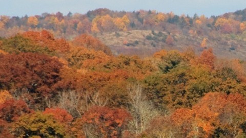 Durante el otoño, el pueblo adquiere un atractivo especial: los árboles del valle cambian a tonos rojizos, amarillos y naranjas.