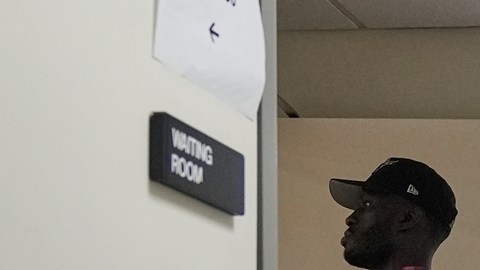 Este programa ayuda a inmigrantes que enfrentan deportación en EE.UU. y no tienen abogado