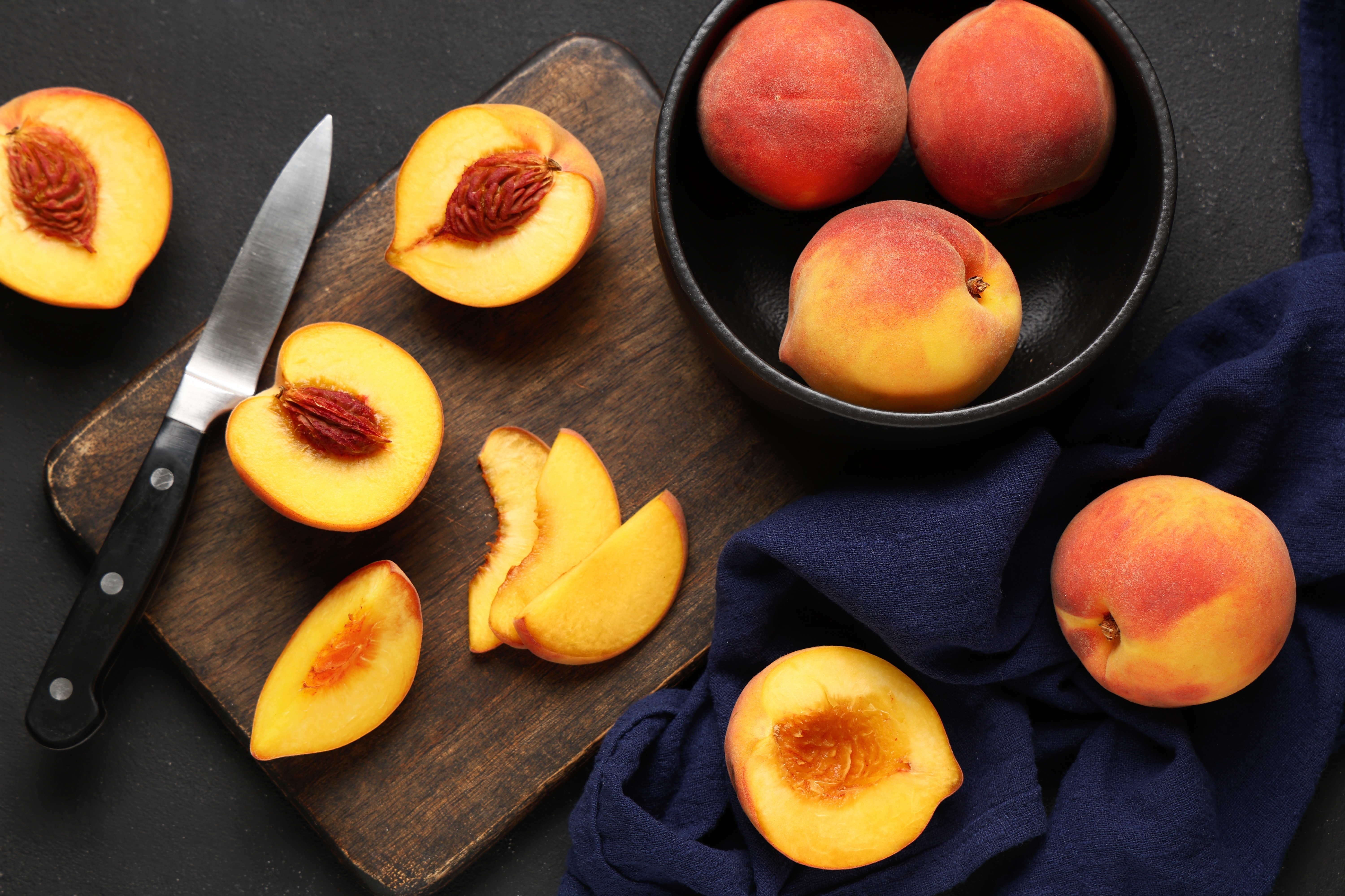 Qué frutas debes consumir con cáscara y cuáles no, según expertos