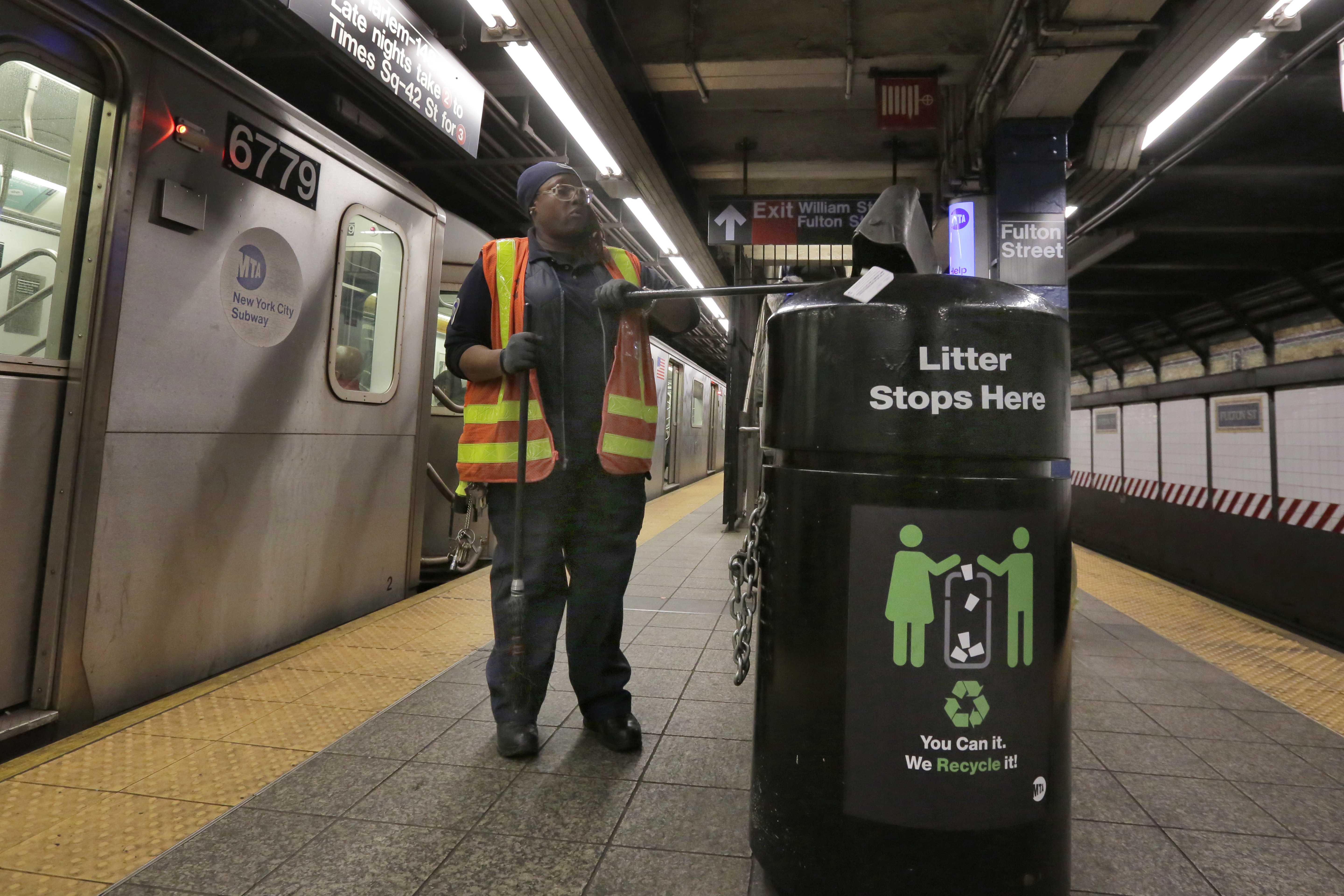Hombre apuñala a trabajador del MTA tras ser confrontado por orinar en el metro de Times Square