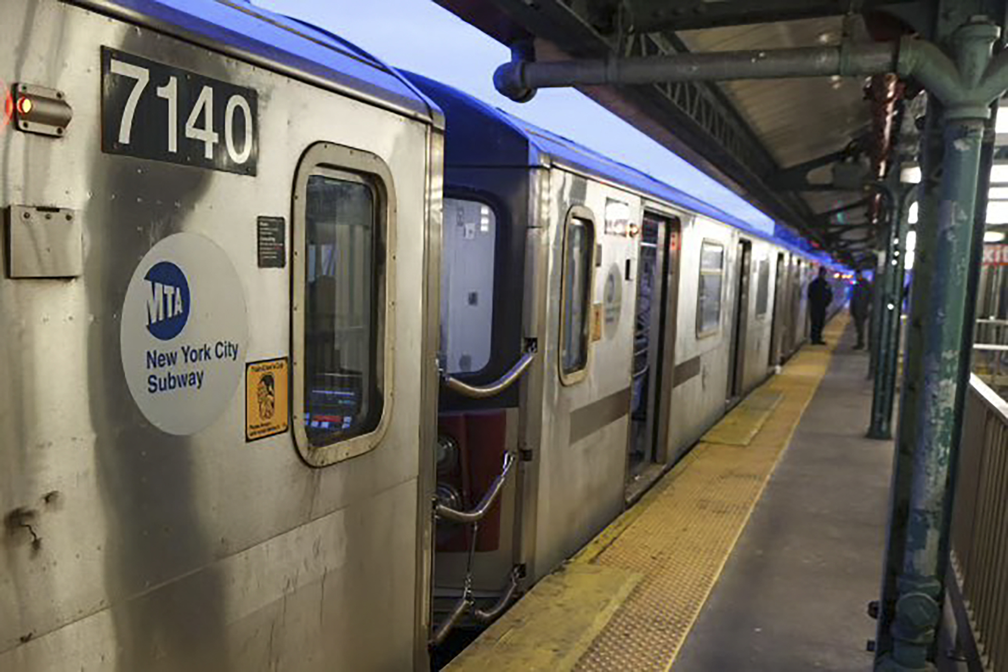 Hombre empuja a mujer de 65 años a las vías del metro en El Bronx