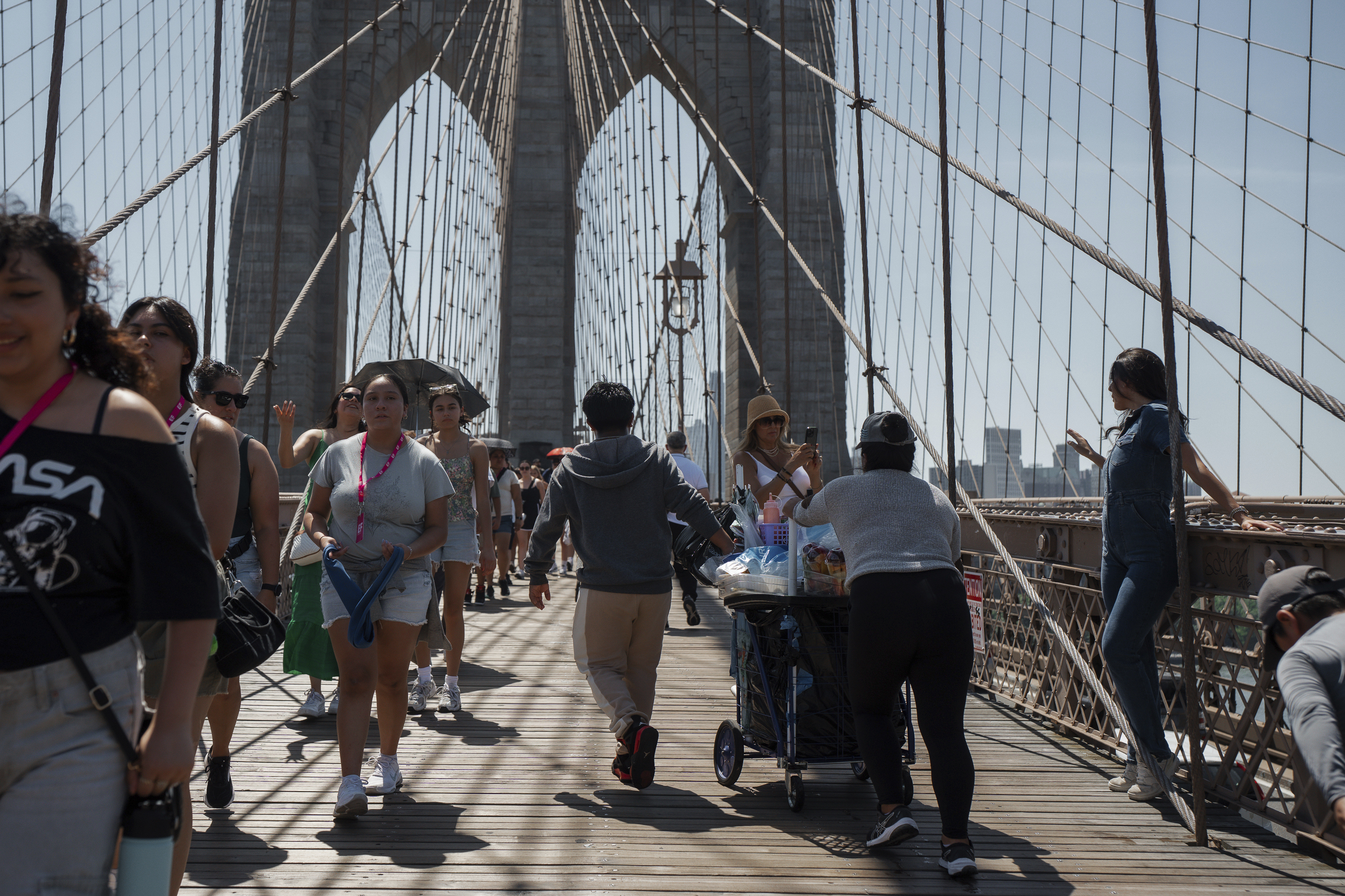 Hombre salta desnudo del puente de Brooklyn con una mochila como “paracaídas” y sobrevive
