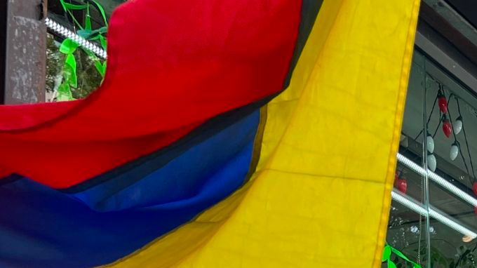 Varios restaurantes de platos neogranadinos en Queens izaron su bandera a media asta en señal de luto y solidaridad.