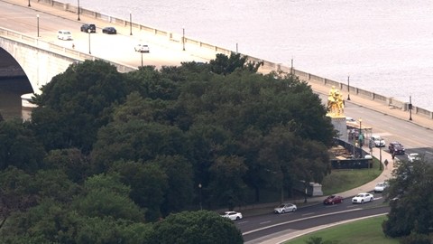 Investigaciones concluyen que daños en el estanque del Monumento a Lincoln no fueron por vandalismo; Trump rechaza la versión