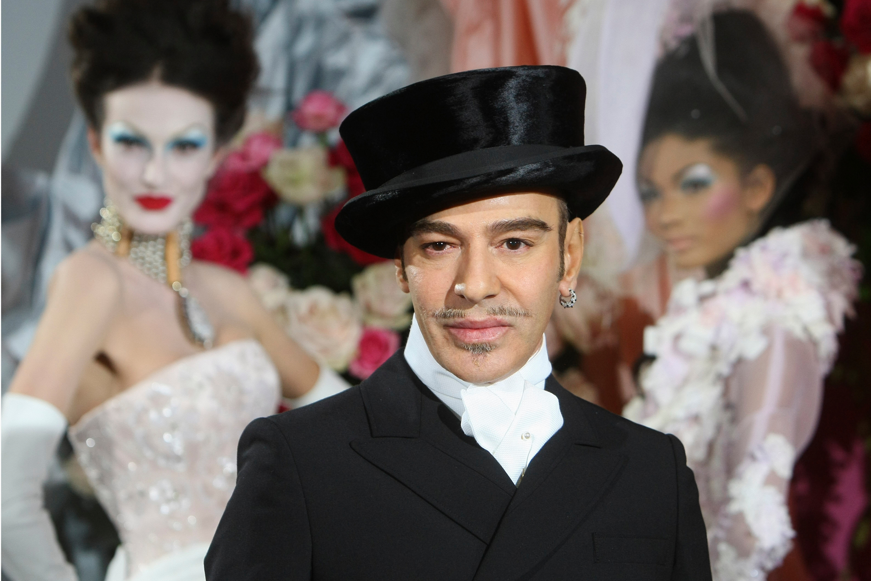 La Met Gala 2027 rendirá homenaje a John Galliano y causa polémica por su pasado antisemita