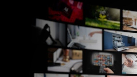 La combinación de una biblioteca pública con dos apps financiadas por publicidad puede cubrir gran parte del consumo familiar sin sumar otra factura al presupuesto.